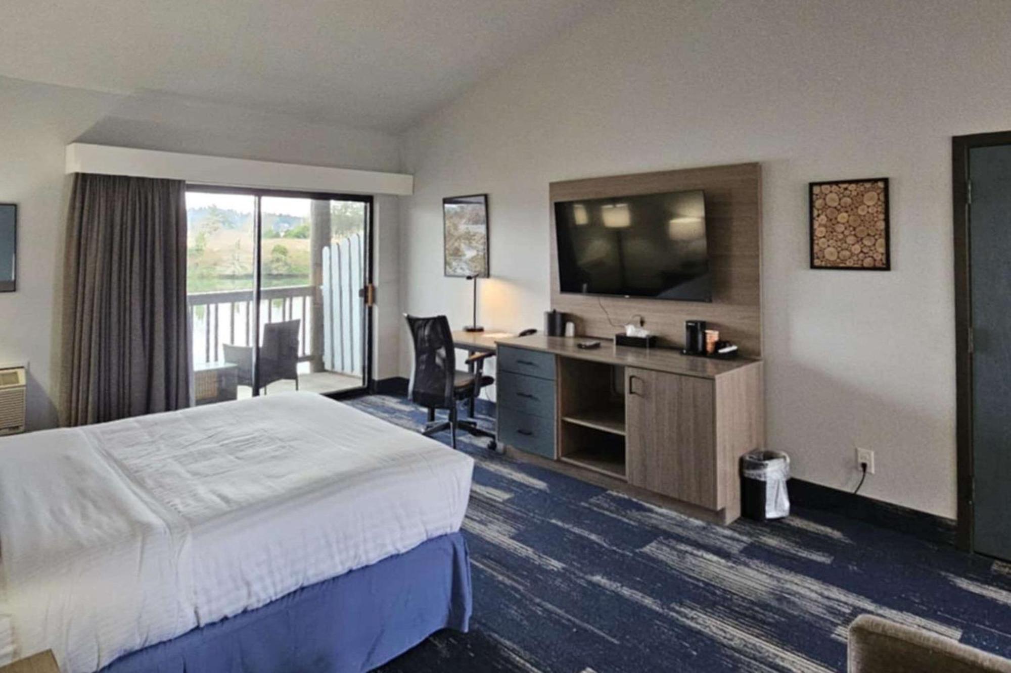 Edgewater Inn And Suites, Ascend Hotel Collection Кус Бей Екстериор снимка